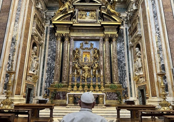Francisco reza en la basílica de Santa María la Mayor, en Roma, donde pidió ser enterrado.