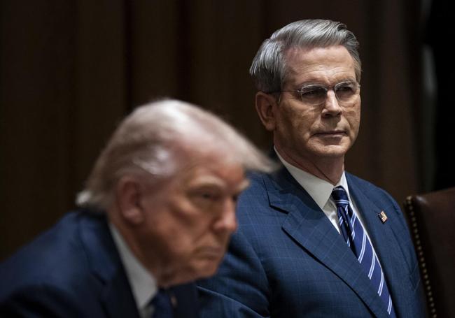 El presidente de EE UU, Donald Trump, y el secretario del Tesoro, Scott Bessent.