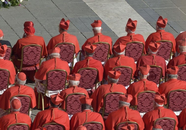 https://s3.ppllstatics.com/rc/www/multimedia/2025/04/21/conclave-cinco-espanoles-kTDI-U2301525252932zXE-758x531@RC.jpg