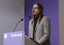 El coportavoz de Podemos, Pablo Fernández, en rueda de prensa este lunes.