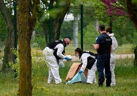 Agentes de la Policía forense recopilan pruebas tras los ataques perpetrados la semana pasada en la prisión de Tarascon, en el sur de Francia.