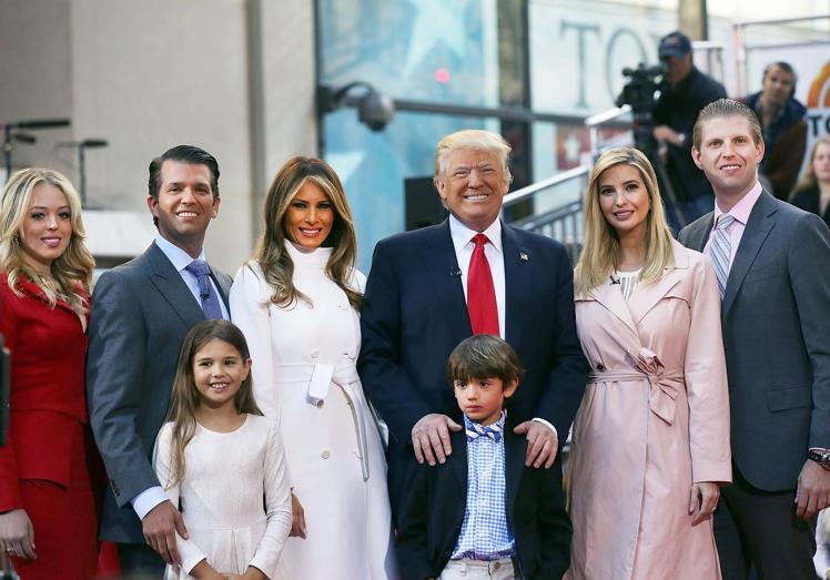 Kai en una foto familiar en 2016, cuando Trump llegó por primera vez a la casa Blanca. Es la niña de abajo a la izquierda.