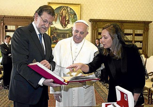 Con Mariano Rajoy, en abril de 2013.