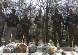 Militares ucranianos celebran este domingo la Pascua junto a sus posiciones en la región de Dnipropetrovsk.