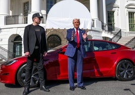 Trump y Musk, delante de un Tesla en la Casa Blanca.