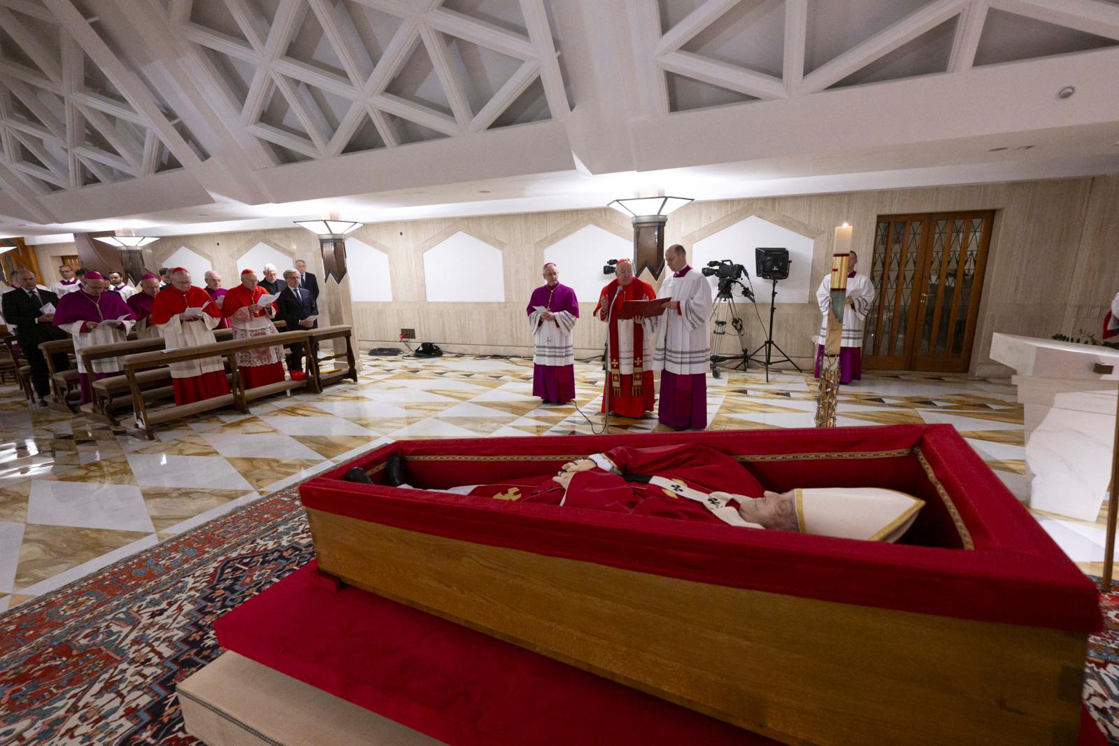 Cuando el féretro llegue a la Basílica de San Pedro, en el altar de la Confesión, el Cardenal Camarlengo presidirá la Liturgia de la Palabra, tras la cual se iniciarán las visitas al cuerpo del Romano Pontífice