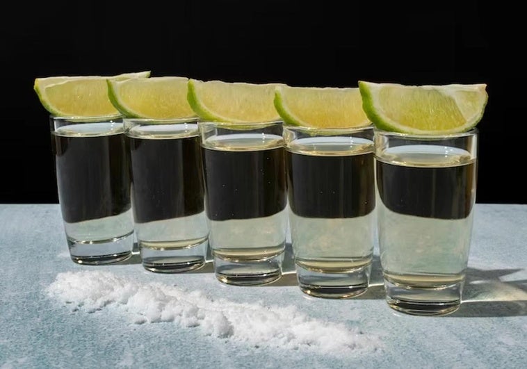 Chupitos a 50 céntimos a cambio de descargas eléctricas: la polémica oferta de un pub de Oviedo