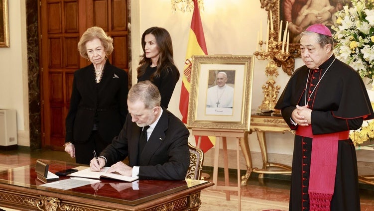 Los Reyes y la Reina Sofía firman en el libro de condolencias en la Nunciatura Apostólica