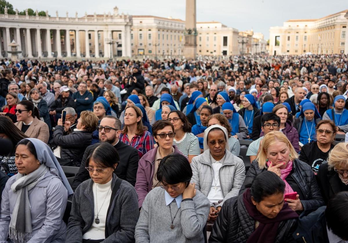 La multitud reza compungida por el Pontífice en la explanada de San Pedro, donde el pasado domingo, horas antes de su muerte, había impartido la bendición Urbi et Orbe.