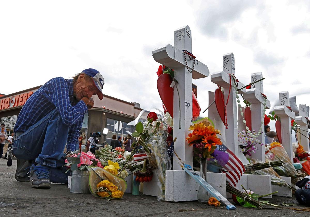 Imagen principal - La ciudad de El Paso vivió tras la masacre unos días de tensión y profunda tristeza.