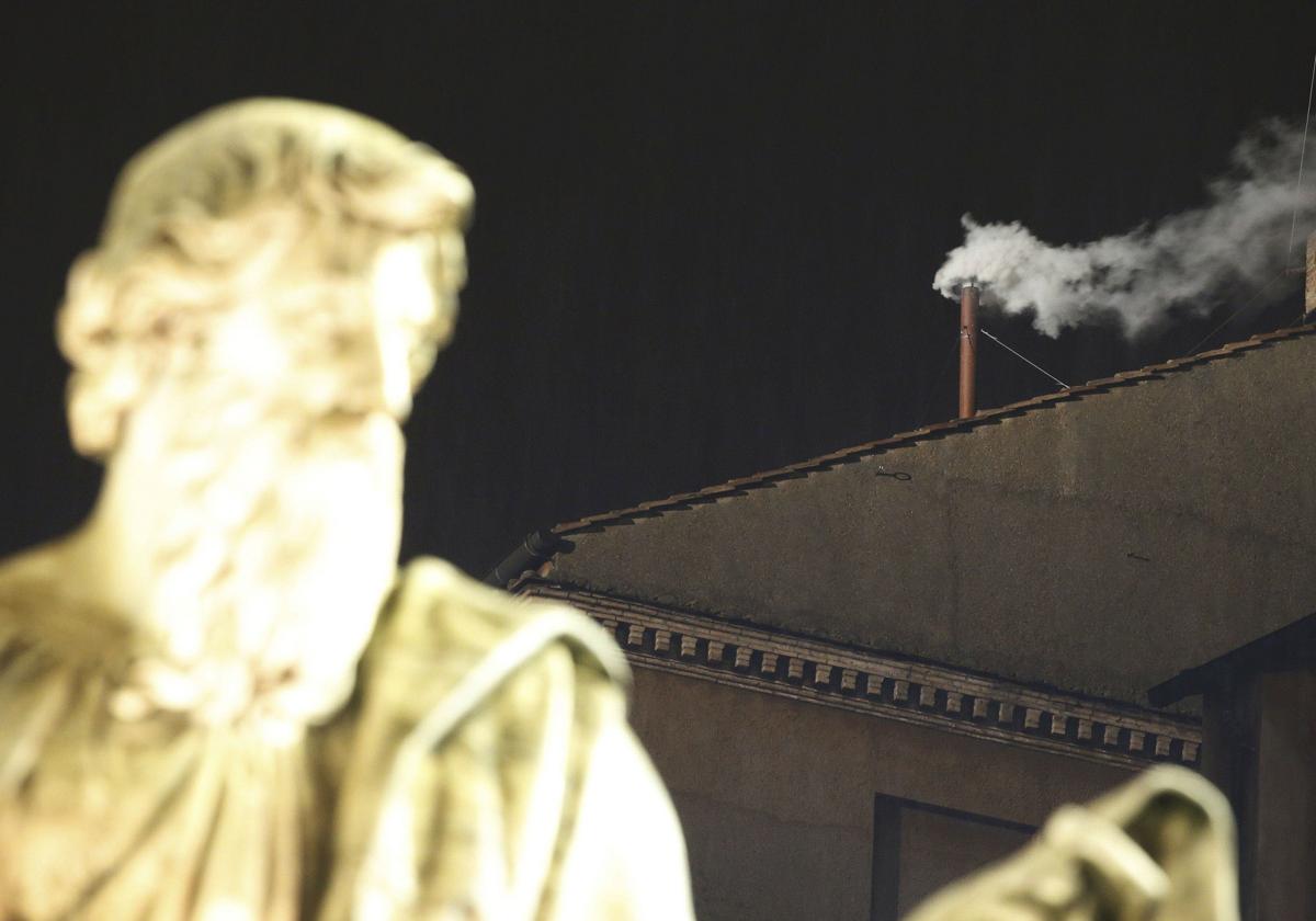 Fumata blanca. Una columna de humo blanco se elevaba desde la Capilla Sixtina, señalando que los cardenales católicos romanos eligieron un papa para suceder a Benedicto XVI.