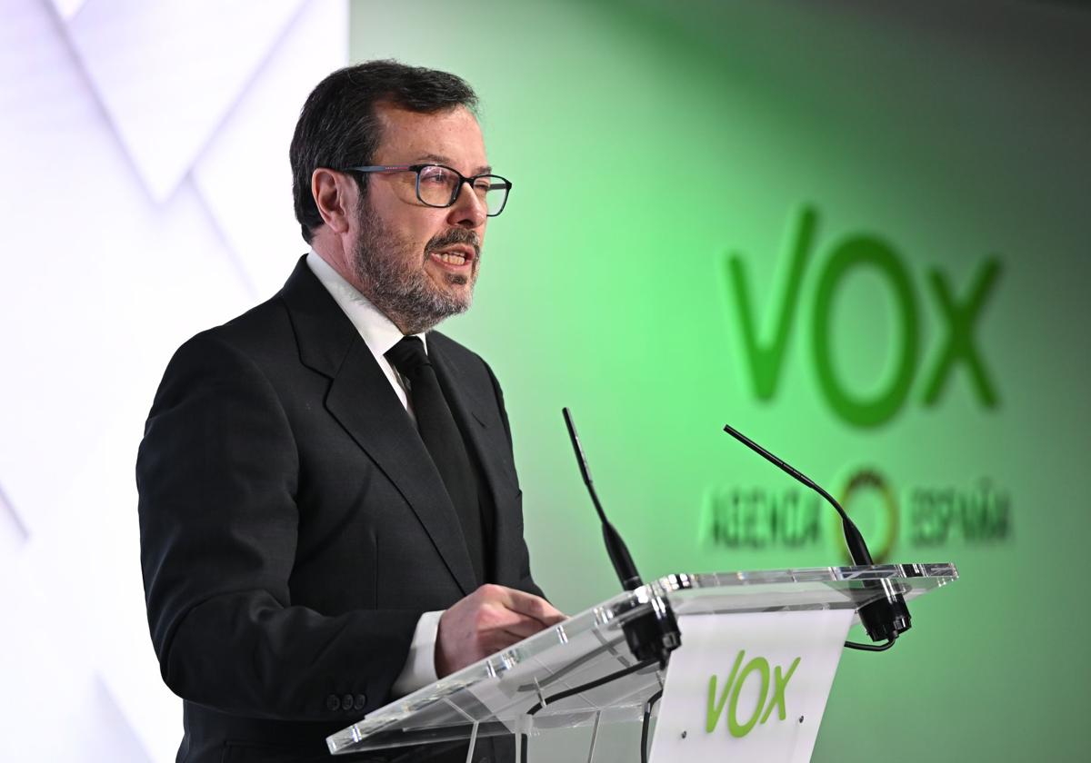 El portavoz de Vox, José María Fúster, durante una rueda de prensa.