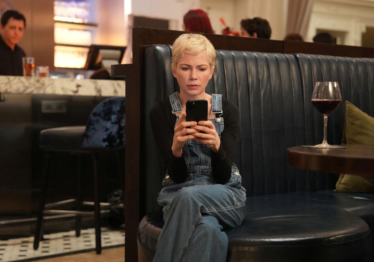 Imagen principal - Michelle Williams sola y junto a Jay Duplass, y Rob Delaney.