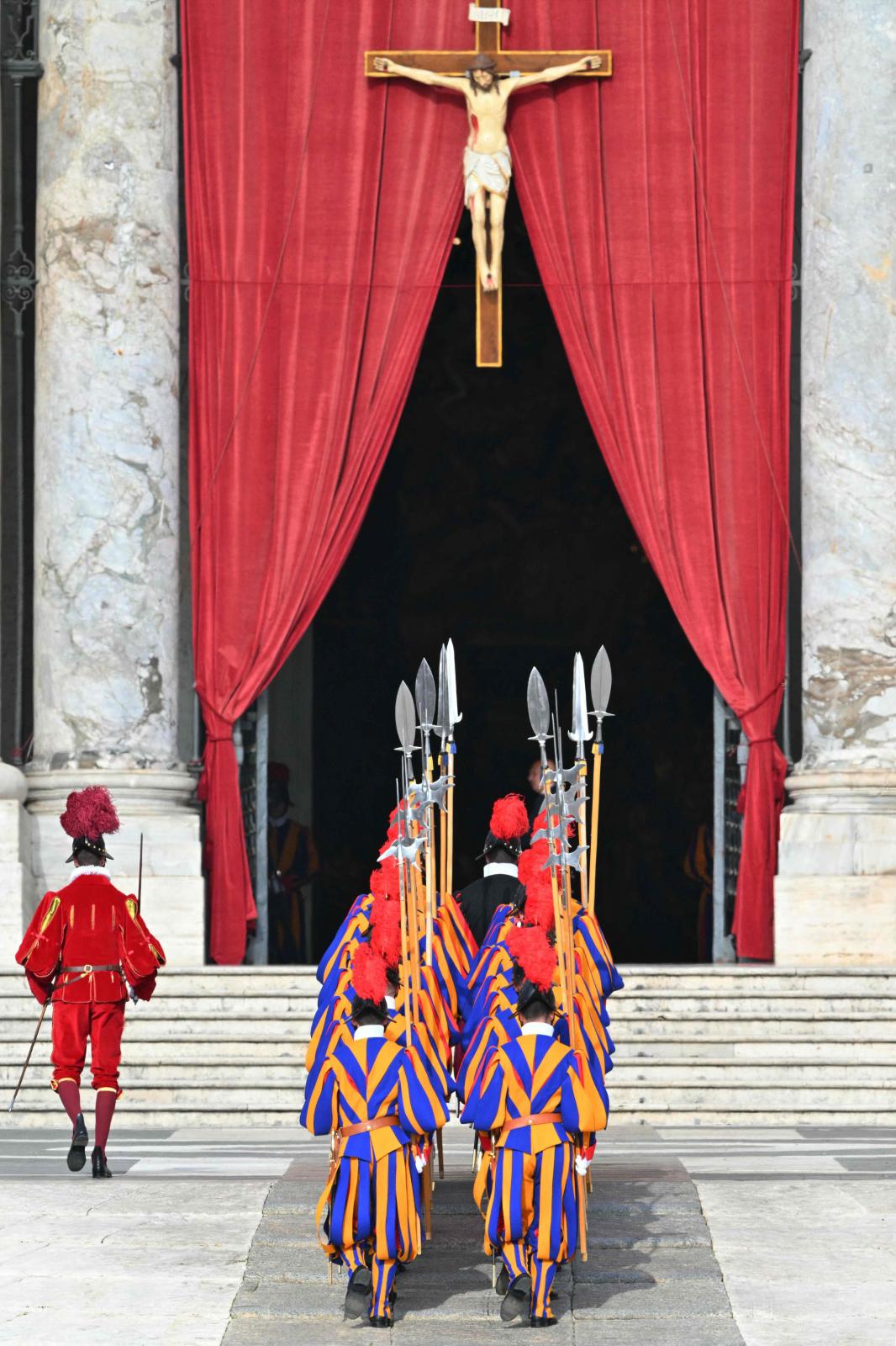 La Guardia Suiza entra en la basílica de San Pedro.
