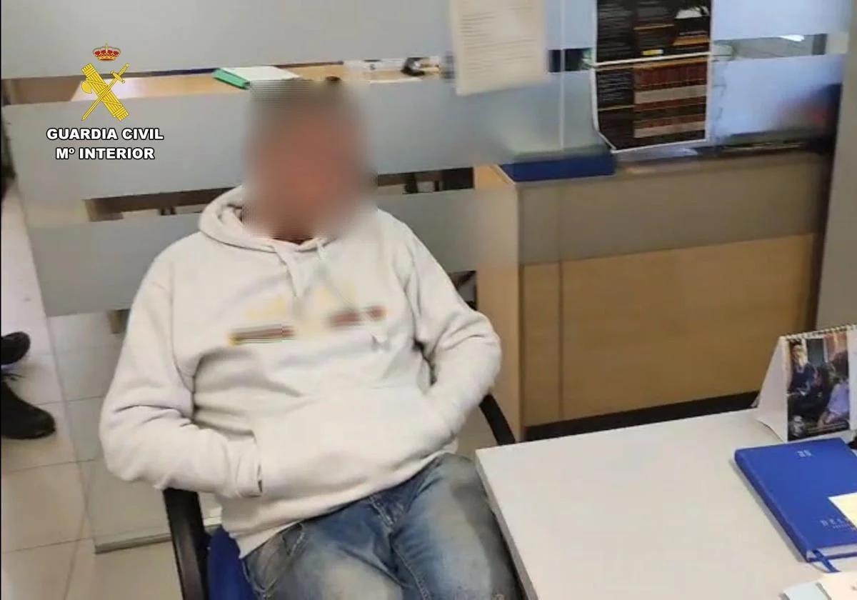 Un hombre finge su propio secuestro para no tener que explicar a su mujer dónde pasó la noche