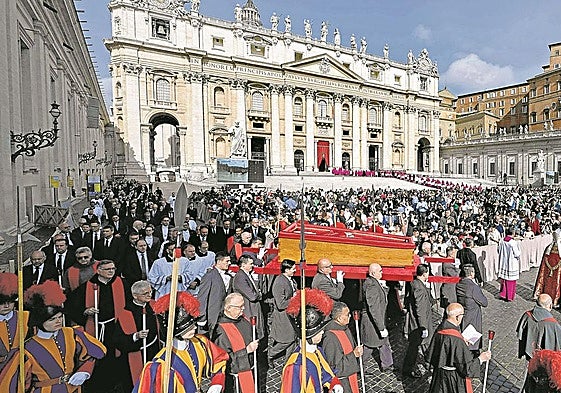 Personal de confianza de Francisco portan el féretro en la plaza San Pedro escoltados por la Guardia Suiza.