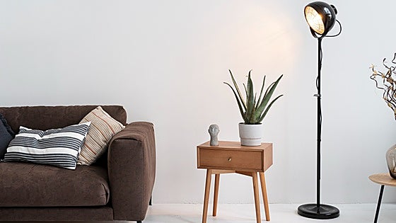 Ilumina y da calidez a tu hogar con estas lámparas de pie