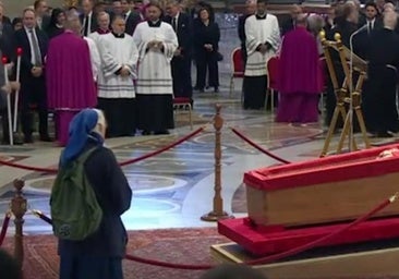 Sor Geneviève, la monja amiga del Papa que se ha saltado el protocolo para despedirle