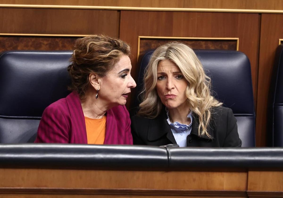 María Jesús Montero y Yolanda Díaz durante un pleno del Congreso.