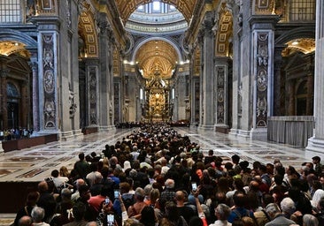 I pellegrini e i turisti pagano il loro ultimo addio al papa: 