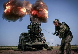 Un militar ucraniano dispara un obús contra las tropas rusas, en la región de Donetsk.