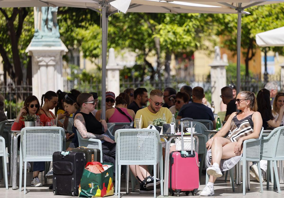 Turistas comiendo en una terraza.