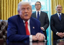 Donald Trump, en el Despacho Oval bajo la mirada de Scott Bessent, secretario del Tesoro, y Howard Lutnick, secretario de Comercio de EE UU.