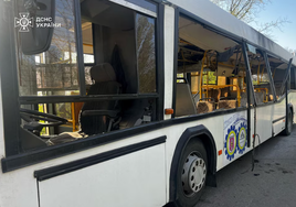 El autobús atacado en la localidad ucraniana de Márjanets.