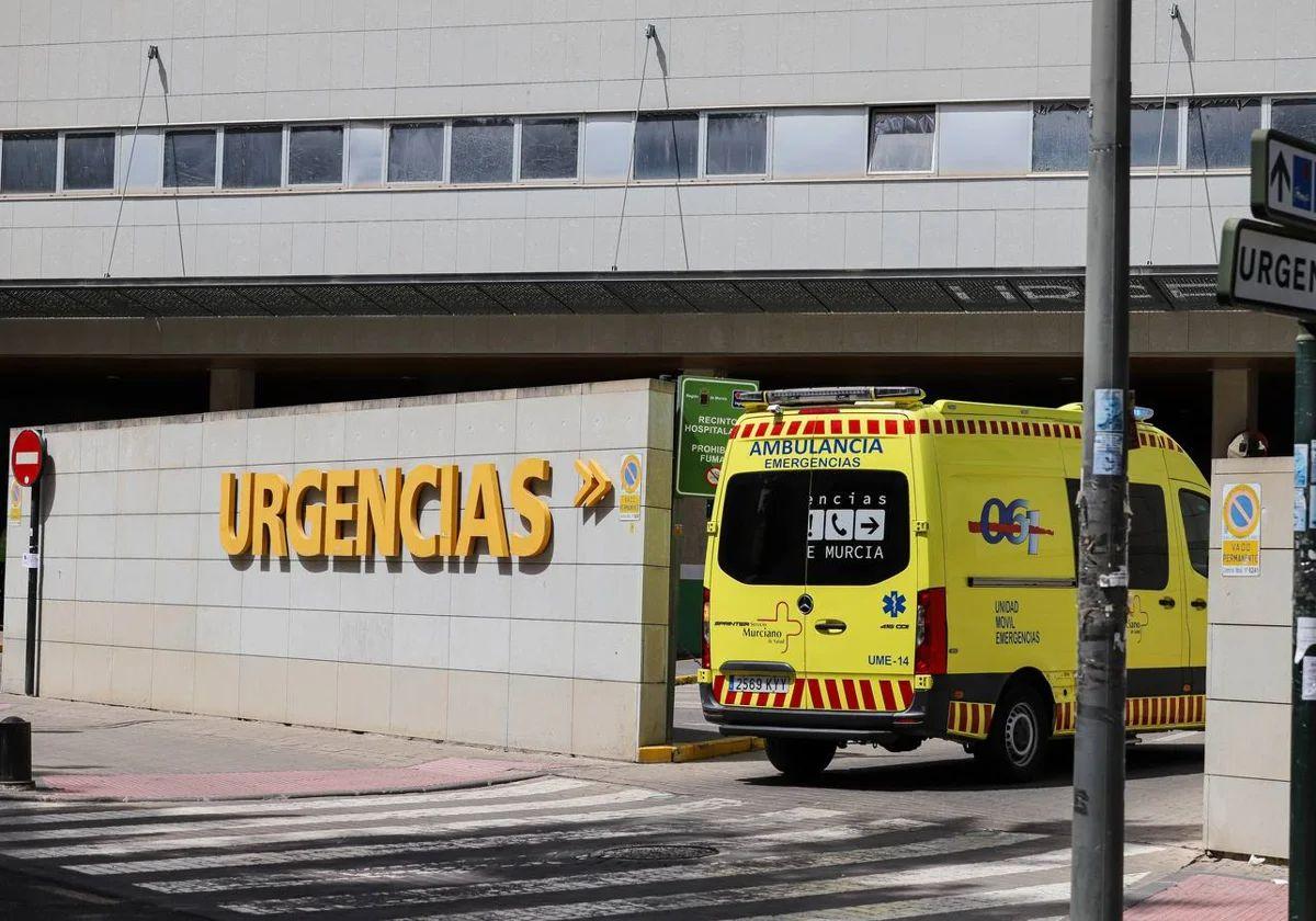 Una ambulancia accede al servicio de Urgencias del Hospital Reina Sofía, en Murcia.