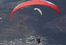 Una persona haciendo parapente.