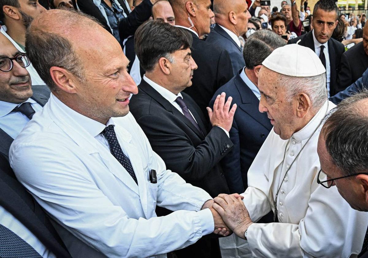 Francisco agradece a Sergio Alfieri sus atenciones tras una operación en junio de 2023
