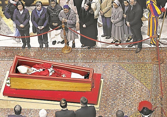 Religiosos y personas cercanas a Bergoglio muestran sus condolencias junto al féretro del Papa.