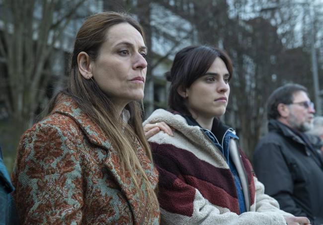 Itziar Ituño y Jone Laspiur en 'La isla de los faisanes'.