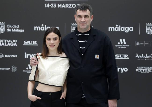 Jone Laspiur y el director Asier Urbieta en el Festival de Málaga.