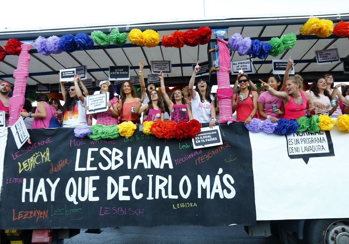 Una carroza reivindicativa del desfile madrileño del Orgullo.