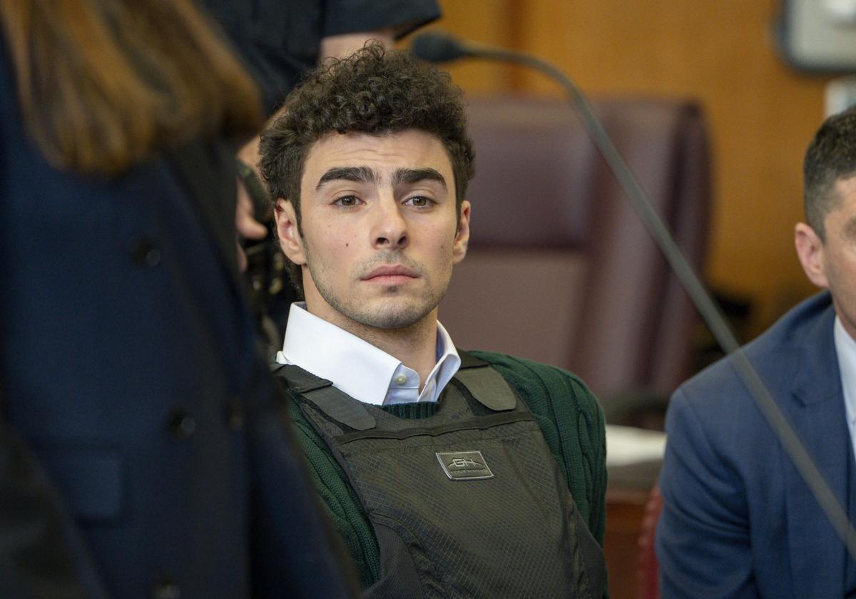 Luigi Mangione, acusado del asesinato del director ejecutivo de UnitedHealthcare, Brian Thompson, durante su comparecencia ante un tribunal en Nueva York en febrero.