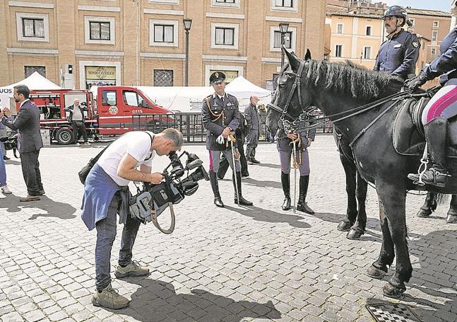 Un cámara graba a los caballos de los carabinieri.