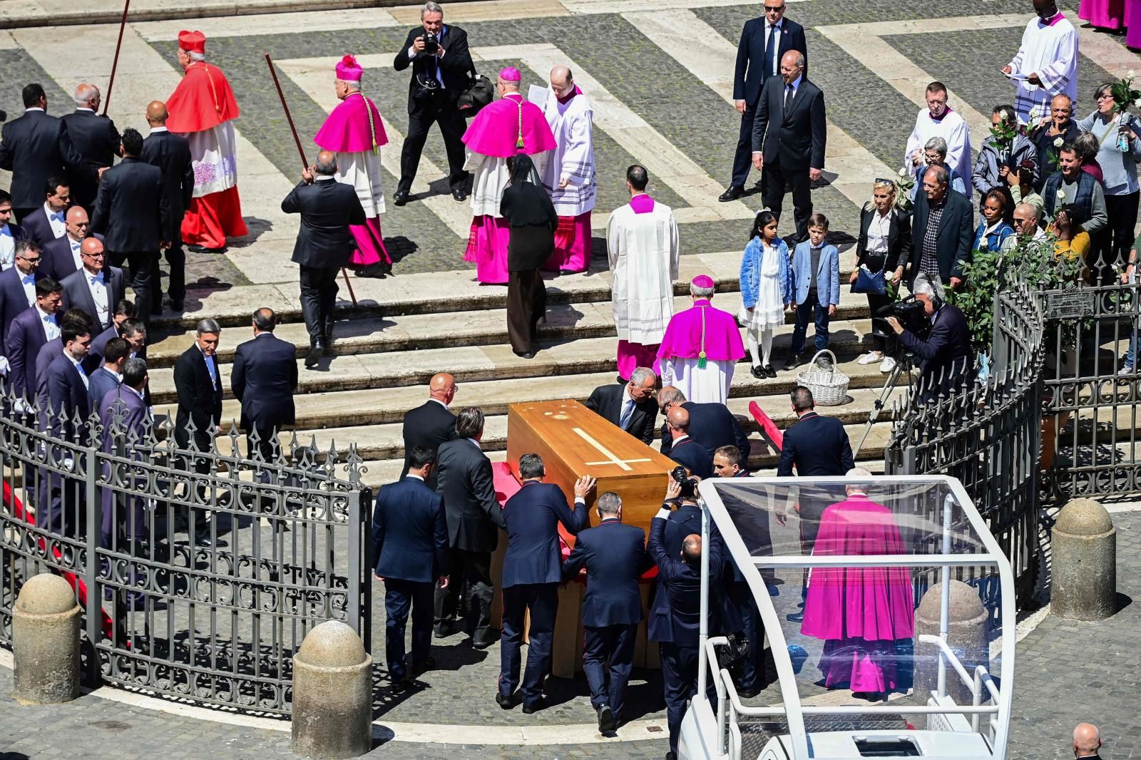 El ataúd del difunto Papa Francisco es llevado por portadores a la Basílica de Santa María la Mayor