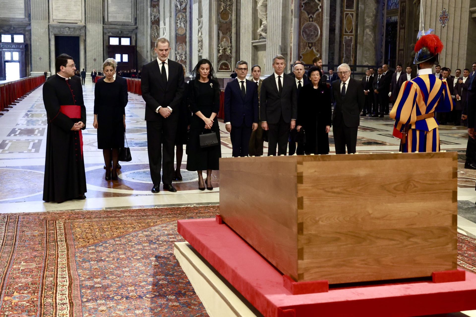Imagen de los Reyes y los representantes del Gobierno velando el féretro del Papa.