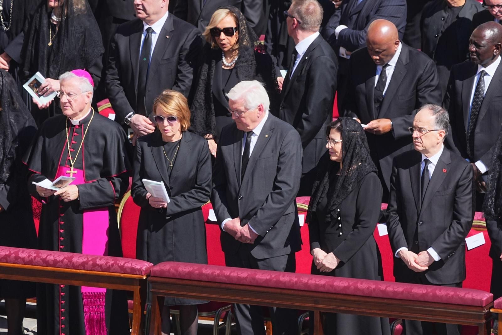 El presidente Frank-Walter Steinmeier (C), y su esposa, Elke Buedenbender