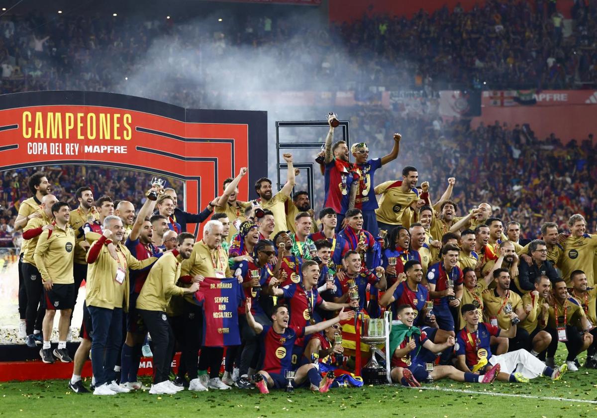 El Barça celebra la conquista de la Copa ganada en la prórroga ante el Real Madrid.