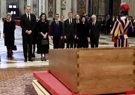 La delegación española, encabezada por los Reyes, frente al féretro del papa Francisco.