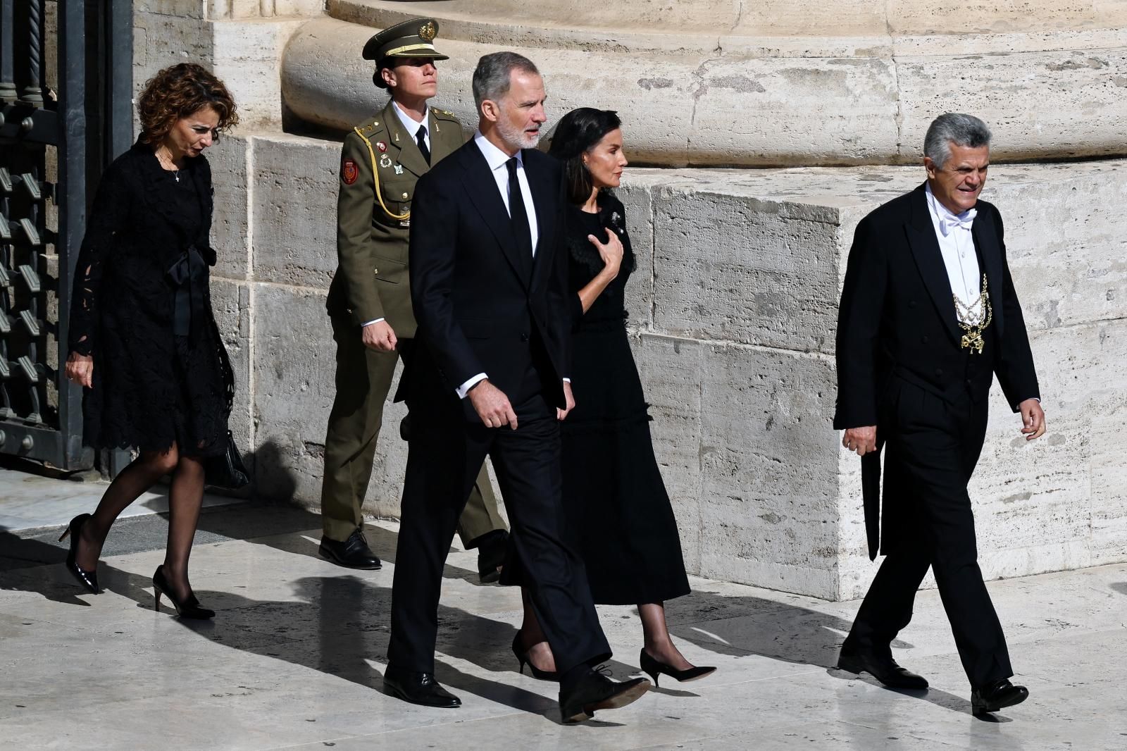 Los Reyes Felipe y Letizia caminan hacia sus asientos seguidos de la vicepresidenta María Jesús Montero.
