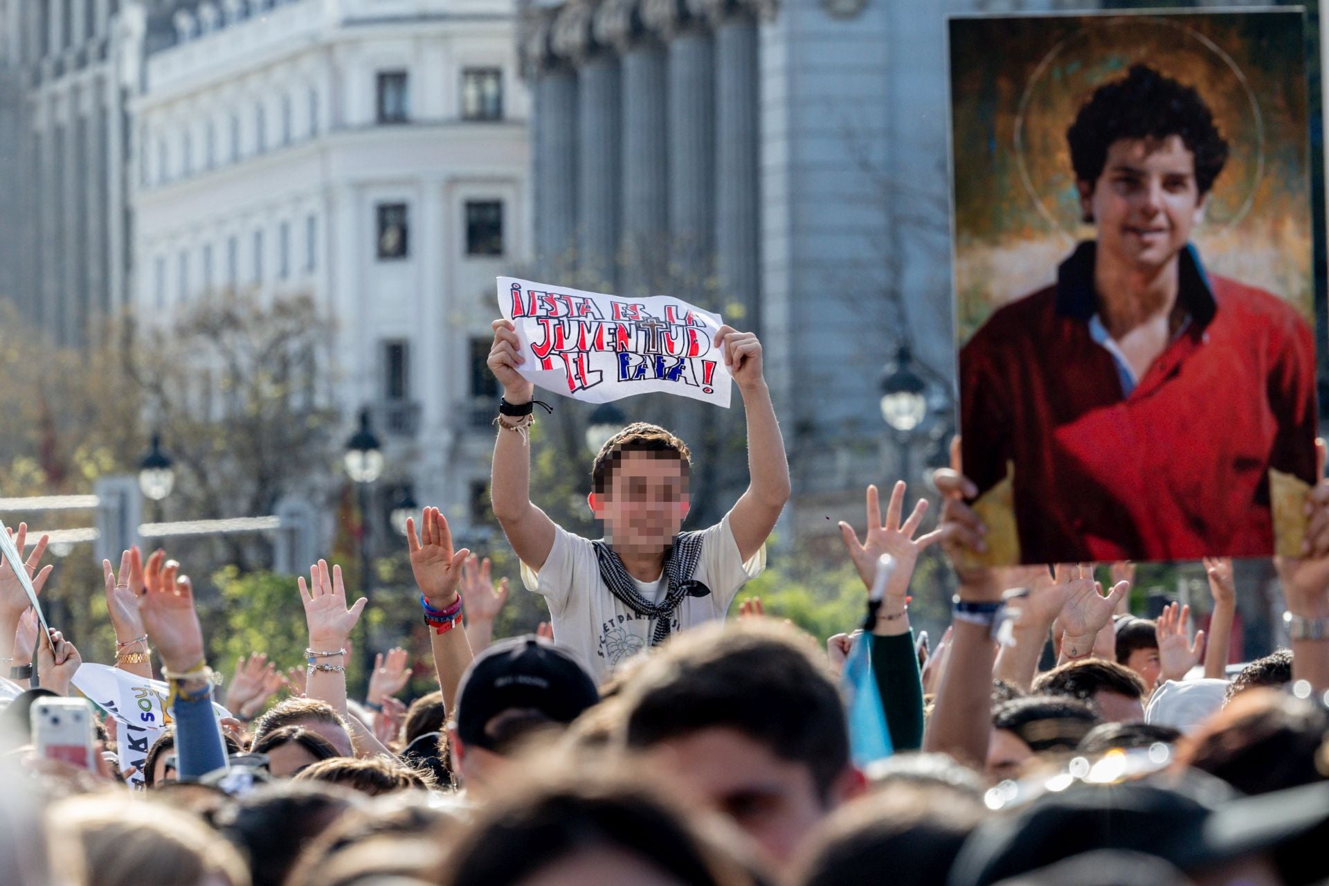 Los asistentes a la III Fiesta de la Resurección corearon cantos y también portaron algunos carteles y fotos, como la del joven italiano Carlo Acutis (derecha), el primer 'millennial' en ser canonizado por la Iglesia católica.