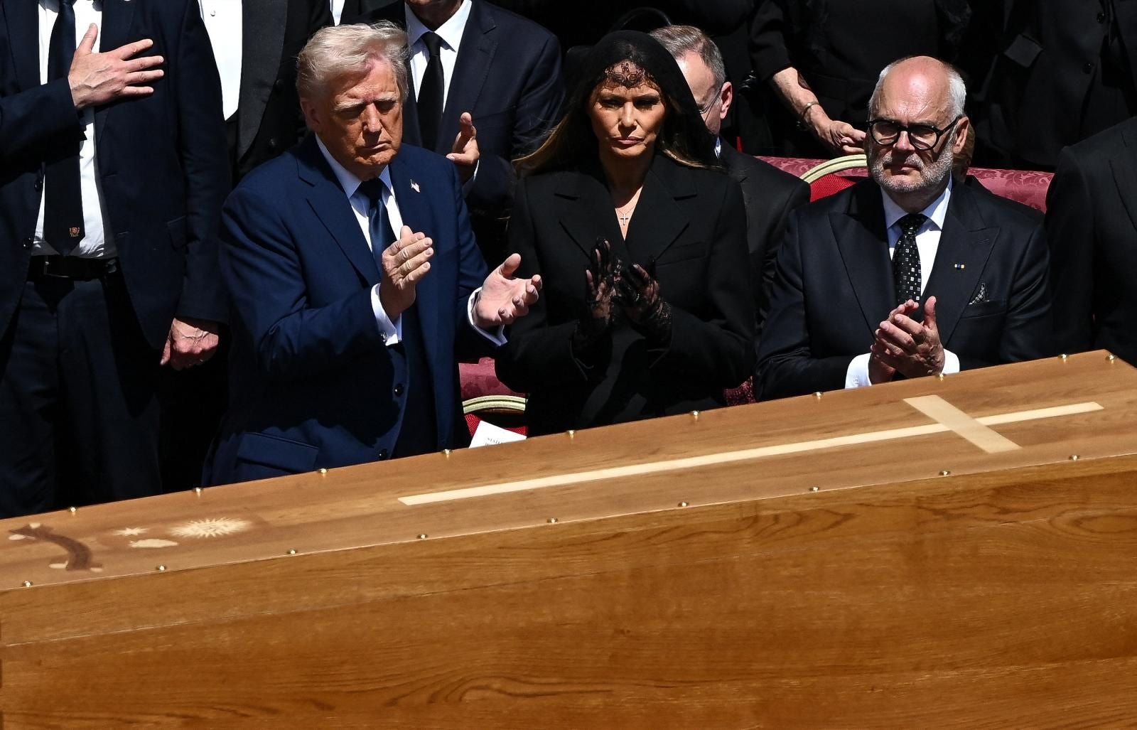 El matrimonio Trump aplaude al paso del féretro de Francisco