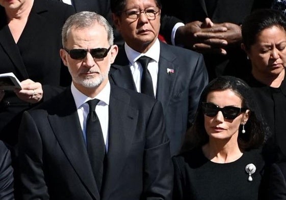 La reina Letizia en el funeral del Papa Francisco: con mantilla y una joya muy especial