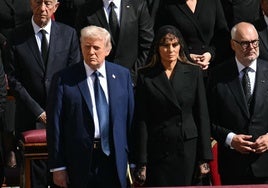 Donald y Melania Trump en el funeral del Papa Francisco.