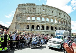 El papamóvilcon el féretro recorrió los seis kilómetros entre el Vaticano y Santa María la Mayor entreb aplausos y 'vivas' .