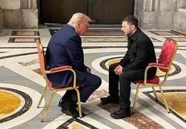 Los presidentes de EE UU y Ucrania, Donald Trump y Volodímir Zelenski, se reunieron este sábado en la Basílica de San Pedro.