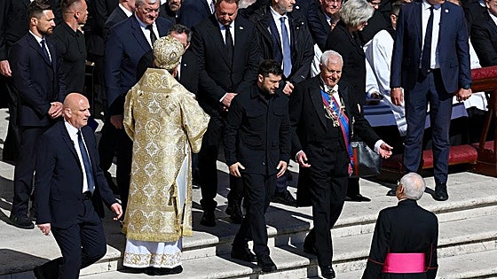 Zelenski cambia el verde militar por el negro para cumplir con el protocolo en la despedida del Papa